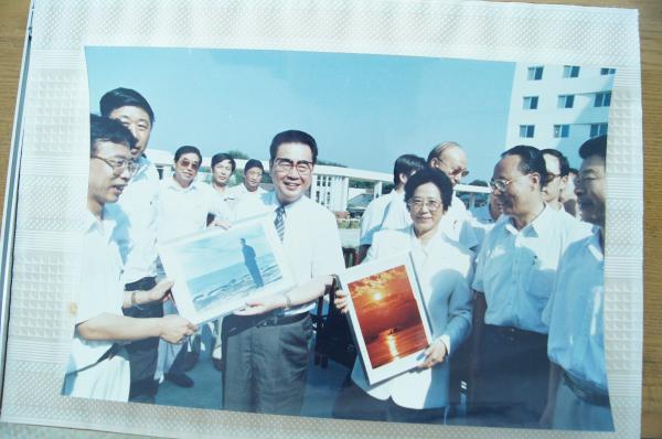 1  1995年8月，时任国务院总理李鹏与夫人朱琳在休假期间下榻我校，并题词留念.jpg